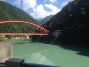 宇奈月ダム見学！湖面橋と黒部川の絶景を楽しもう