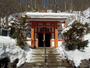 洞窟に33体の観音像「岩戸観音堂」交通安全や定山渓温泉発展の願いが込められたお堂