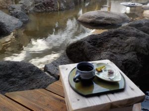 足湯と茶菓子で癒し空間「心の里 定山」定山渓温泉を気軽に足湯で楽しめる
