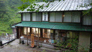 黒部秘湯の一軒宿「黒薙温泉」宿泊記ブログ!黒部峡谷鉄道トロッコでしか行けない山奥の秘湯|宿泊レビュー