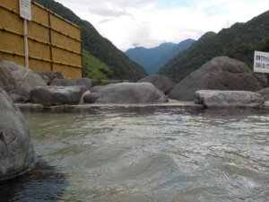 宇奈月温泉「とちの湯」黒部峡谷の絶景が楽しめる日帰り天然露天風呂